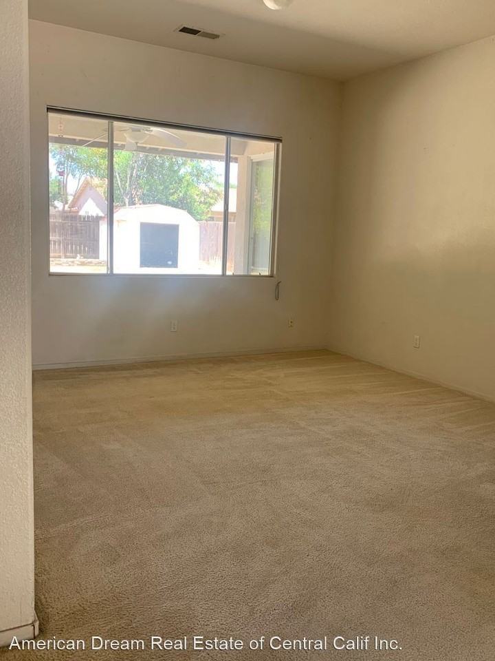 1046 W Pebble Dr - Photo 2 of 7