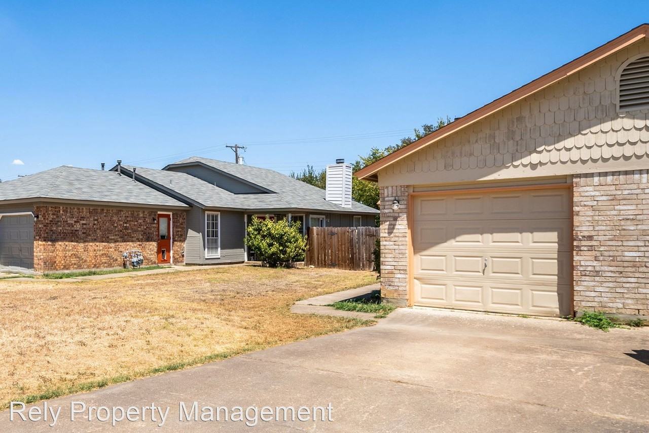 409 Greenlawn Blvd - Photo 3 of 32