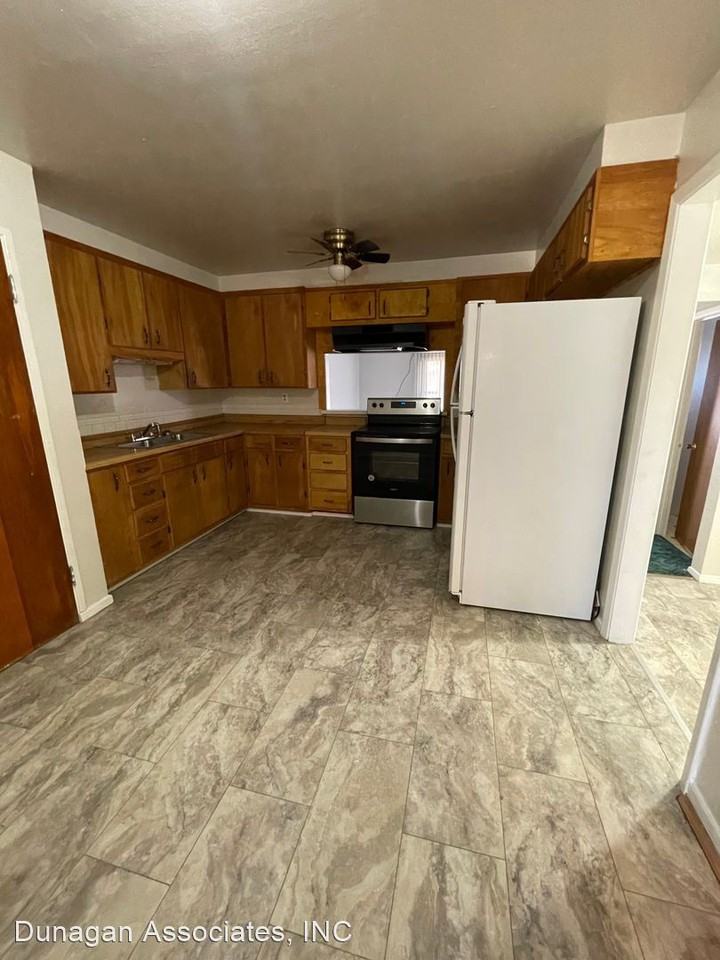 1008 Pinon Ln - Photo 3 of 11