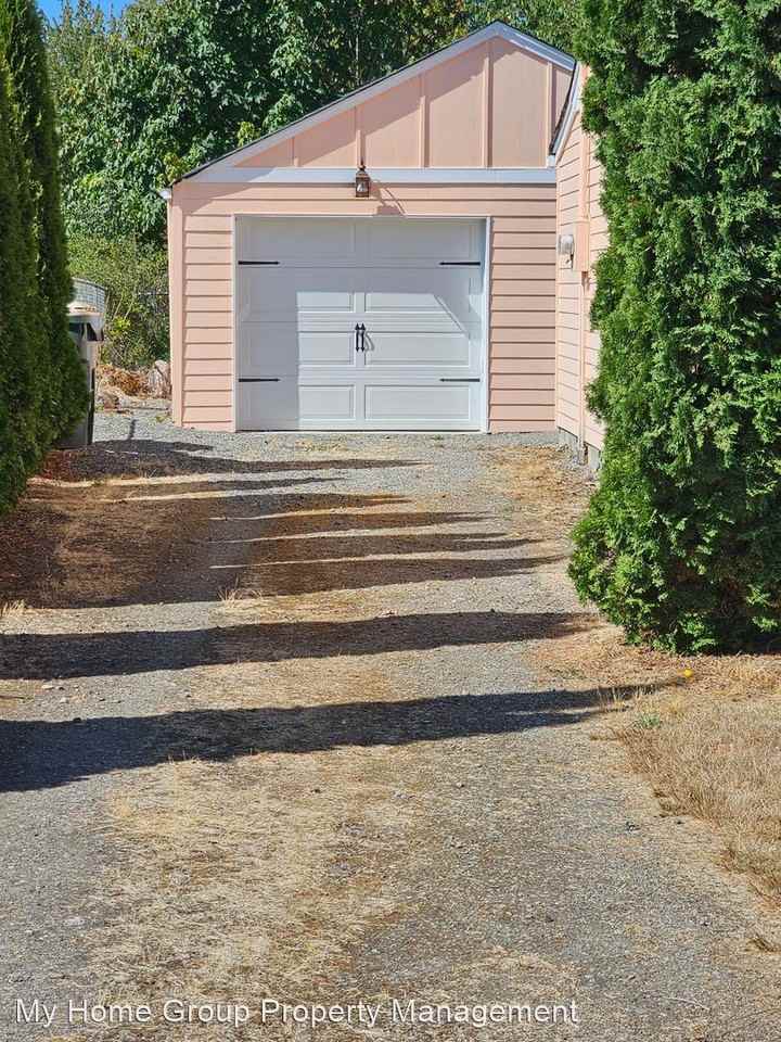 249 Howard St N - Photo 2 of 12