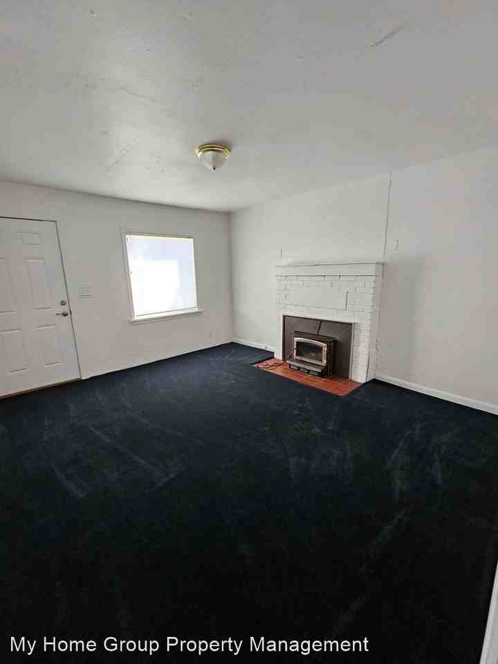 249 Howard St N - Photo 3 of 12