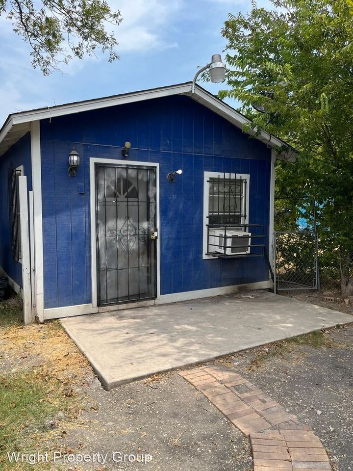 1717 Montezuma St - Photo 2 of 12