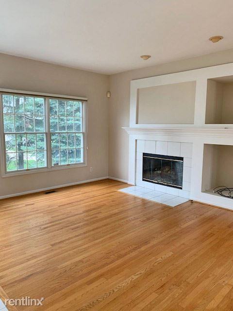 668 Boston Ct - Photo 2 of 10