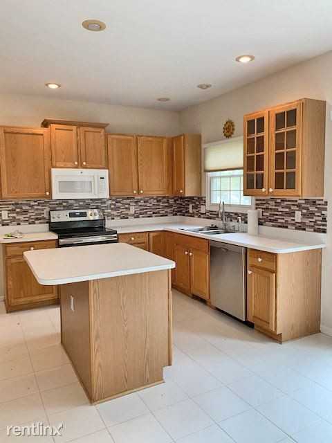 668 Boston Ct - Photo 3 of 10