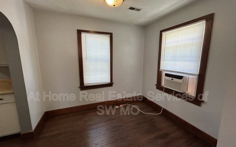 1019 S Weaver Ave - Photo 3 of 10