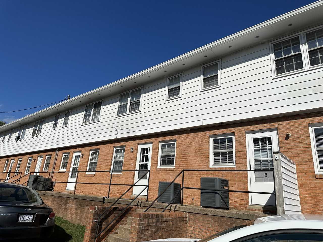 898 Hendrick St - Photo 3 of 4