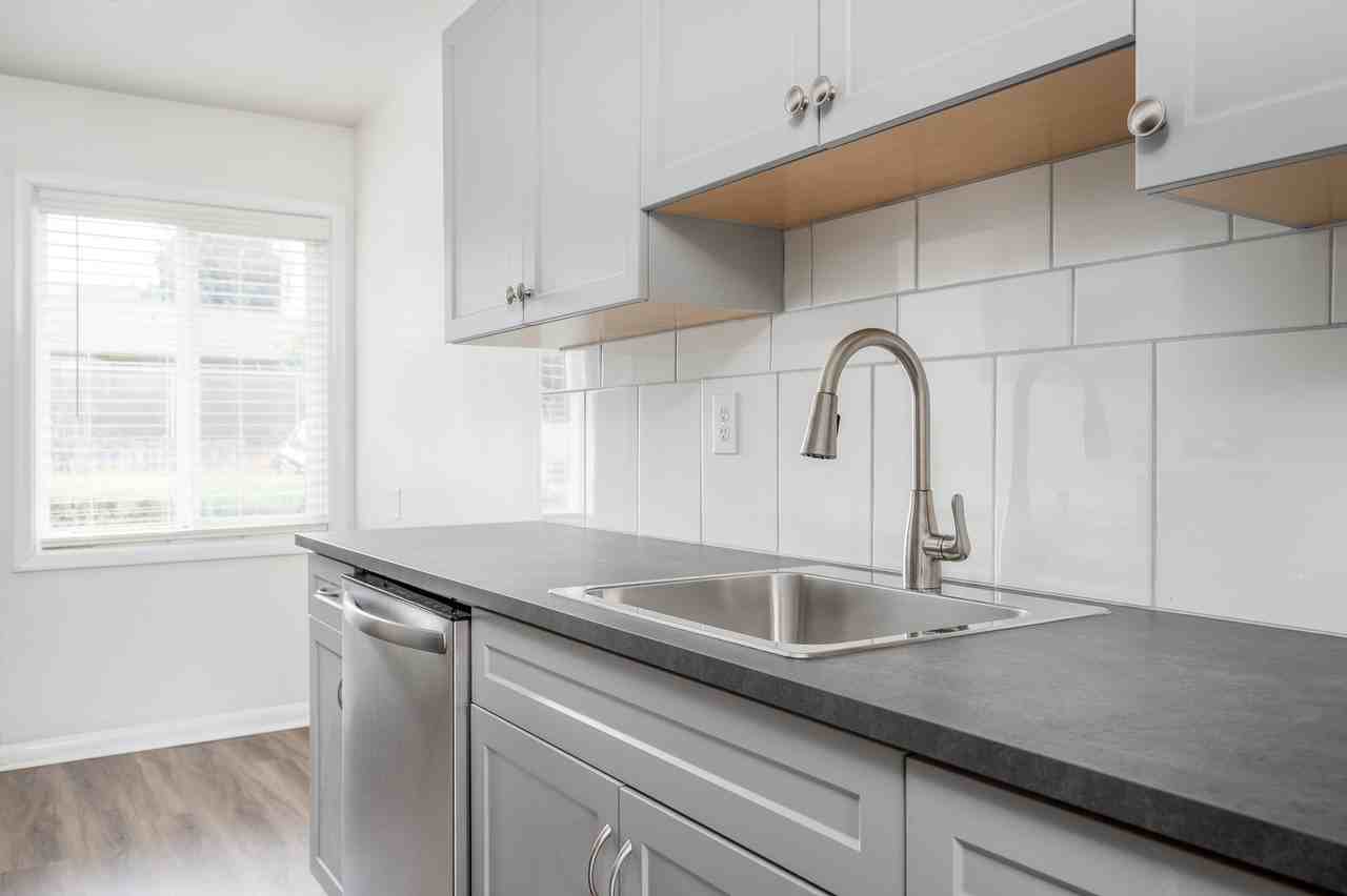 Clinton Court - Photo 4 of 40