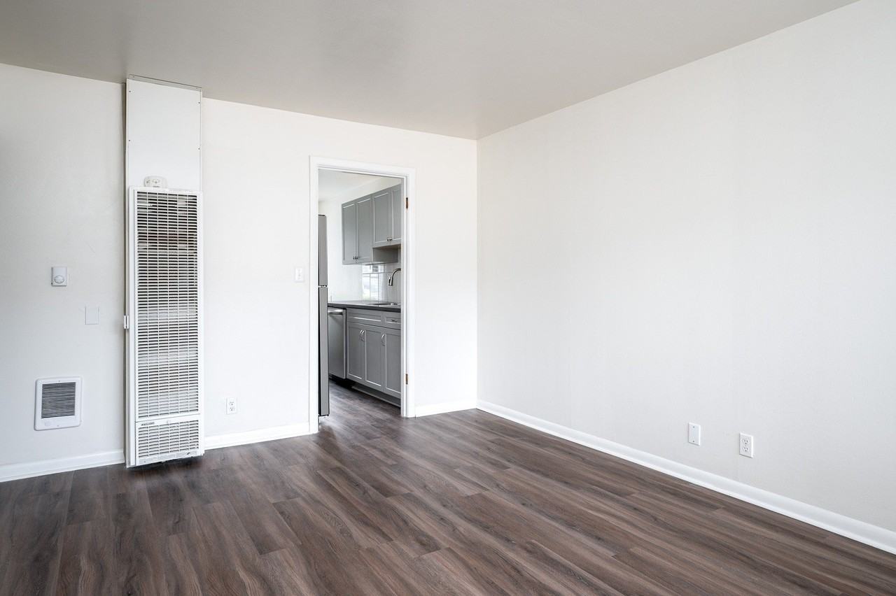 Clinton Court - Photo 5 of 40