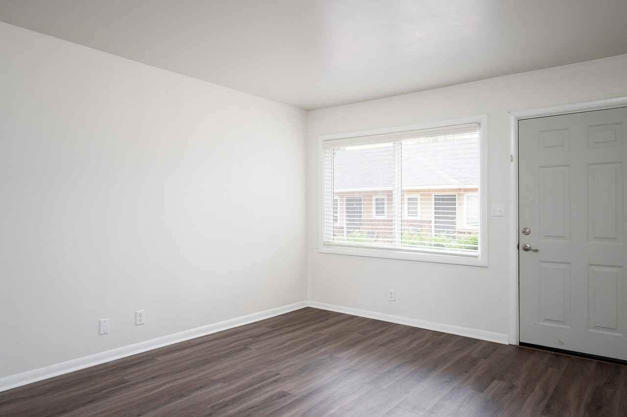 Clinton Court - Photo 6 of 40