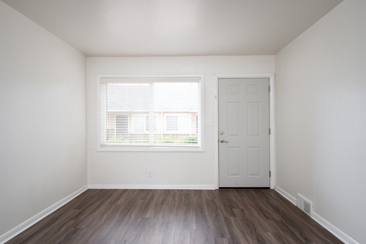 Clinton Court - Photo 7 of 40