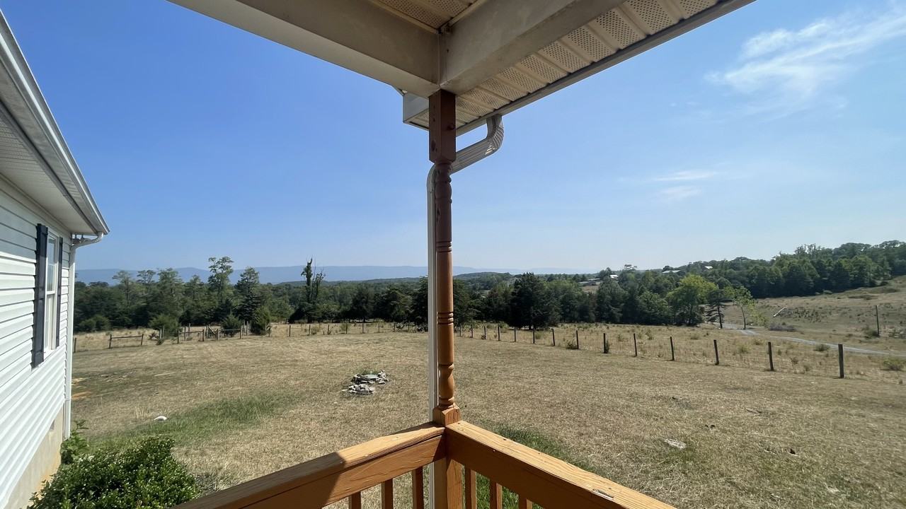 512 Little Mountain Ln - Photo 3 of 18