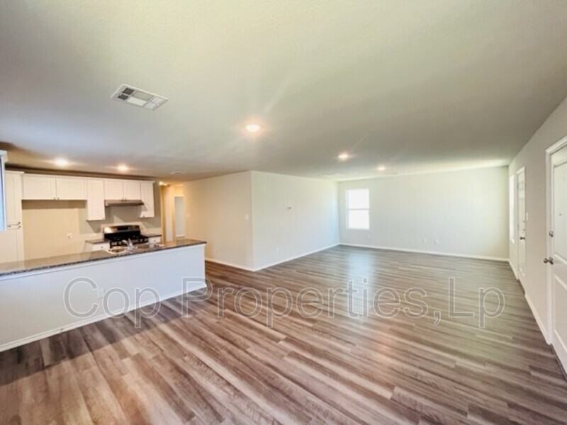 9015 Little Hoss - Photo 2 of 13