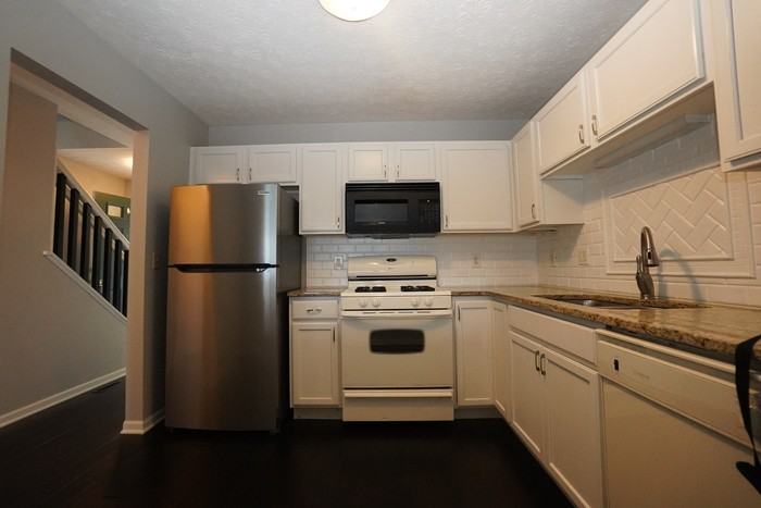 33495 Shelly Ct - Photo 3 of 12