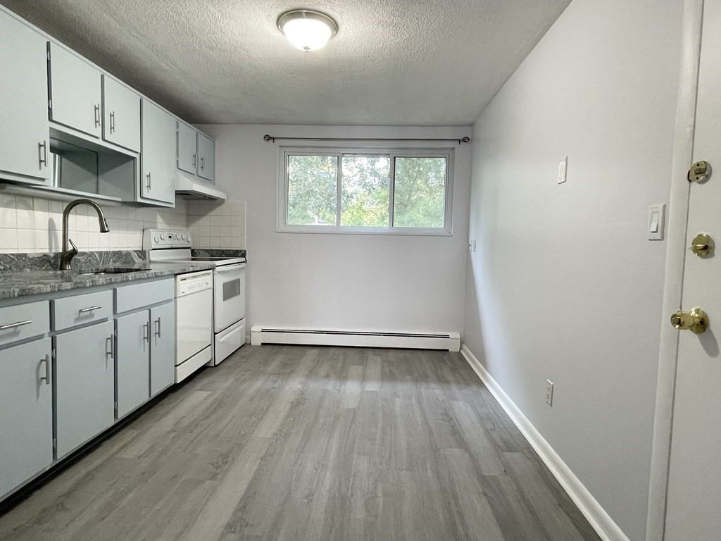 8 Woodcrest Ct #5 - Photo 2 of 13