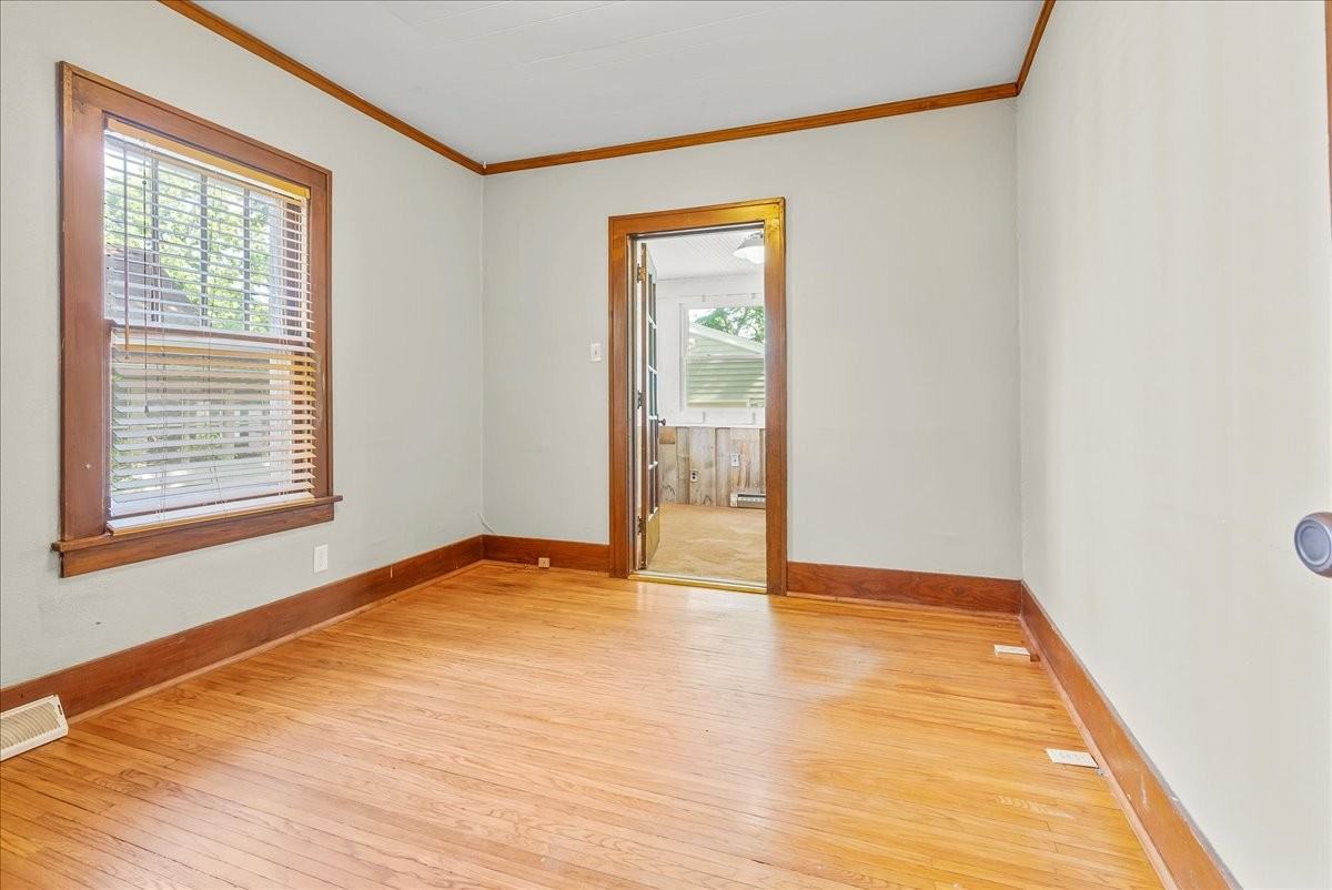 1115 W 1st St #1 - Photo 5 of 9