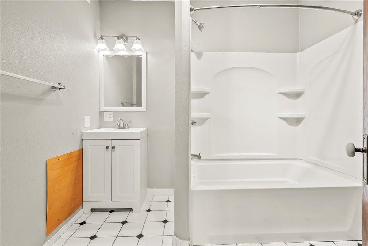 1115 W 1st St #1 - Photo 7 of 9