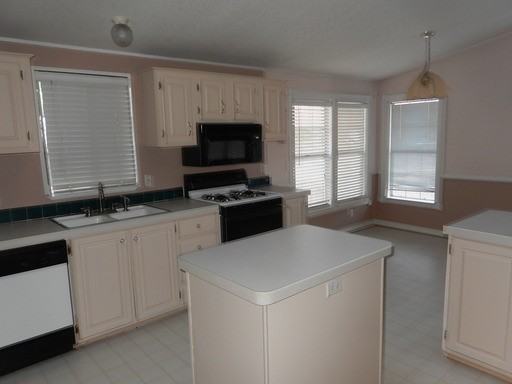 606 S Main St - Photo 3 of 14