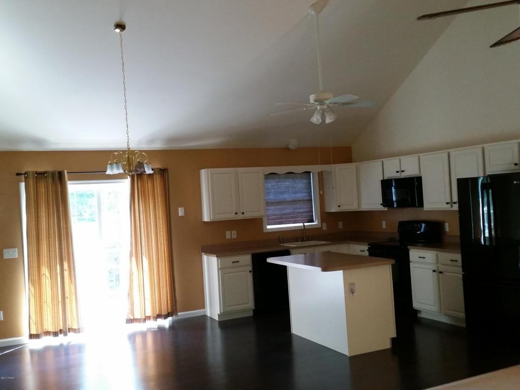 148 Spruce Dr - Photo 3 of 10
