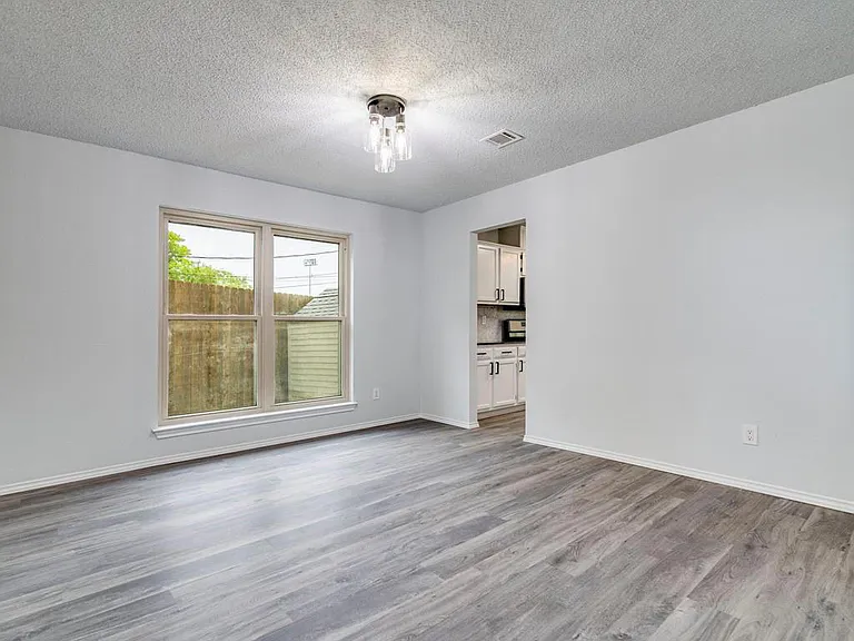 702 Riverlawn Dr - Photo 3 of 22