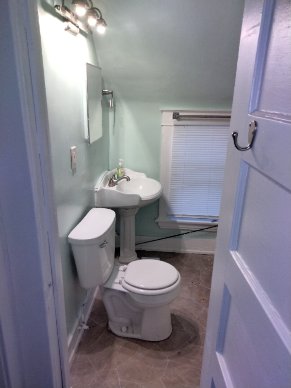 2118 Penn Ave N - Photo 3 of 11