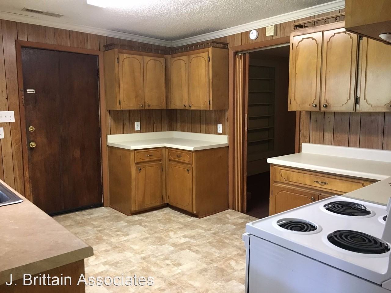 240 Cedar Springs Dr - Photo 2 of 14