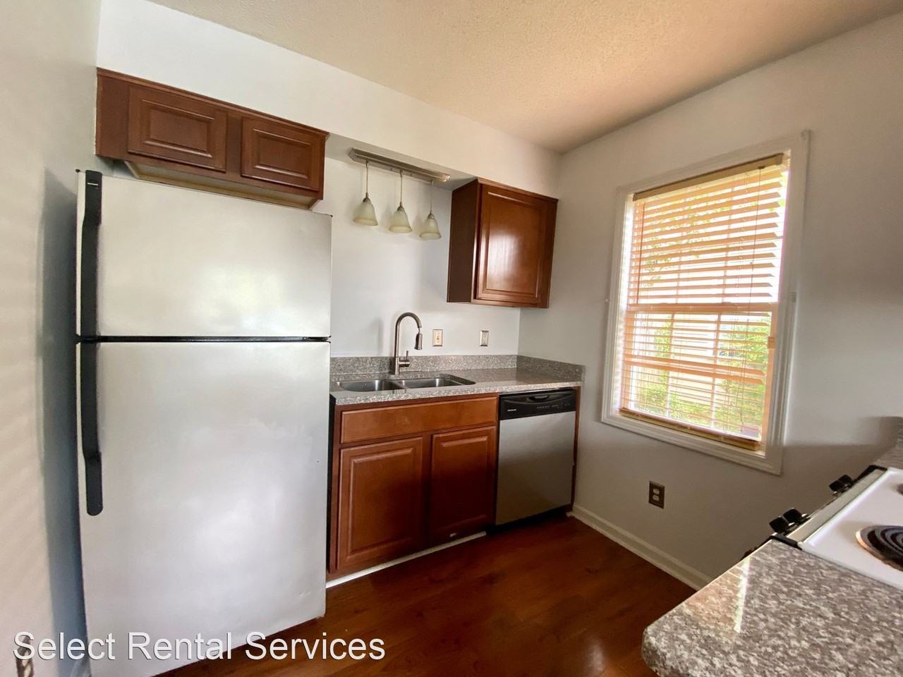 206 Old Oak Rd - Photo 3 of 9