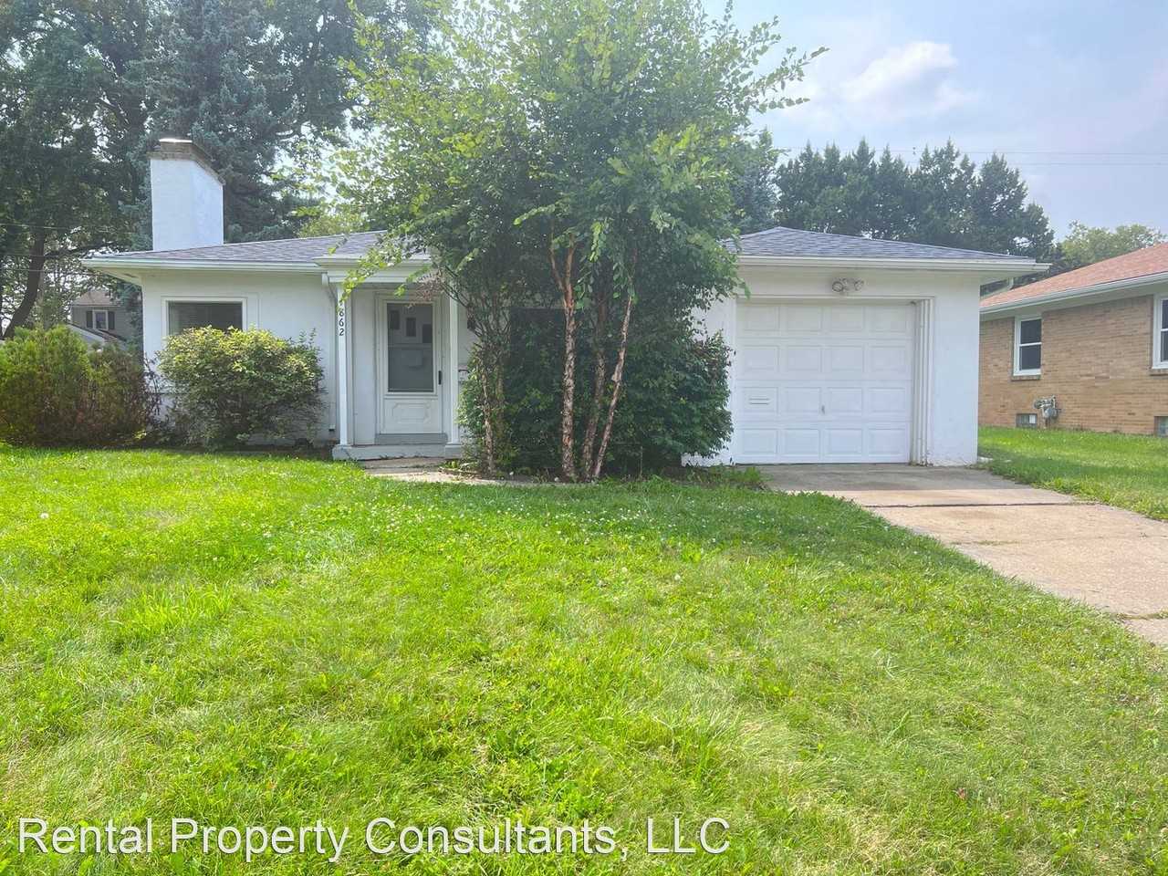 1862 Lake Michigan Dr Nw - Photo 2 of 15