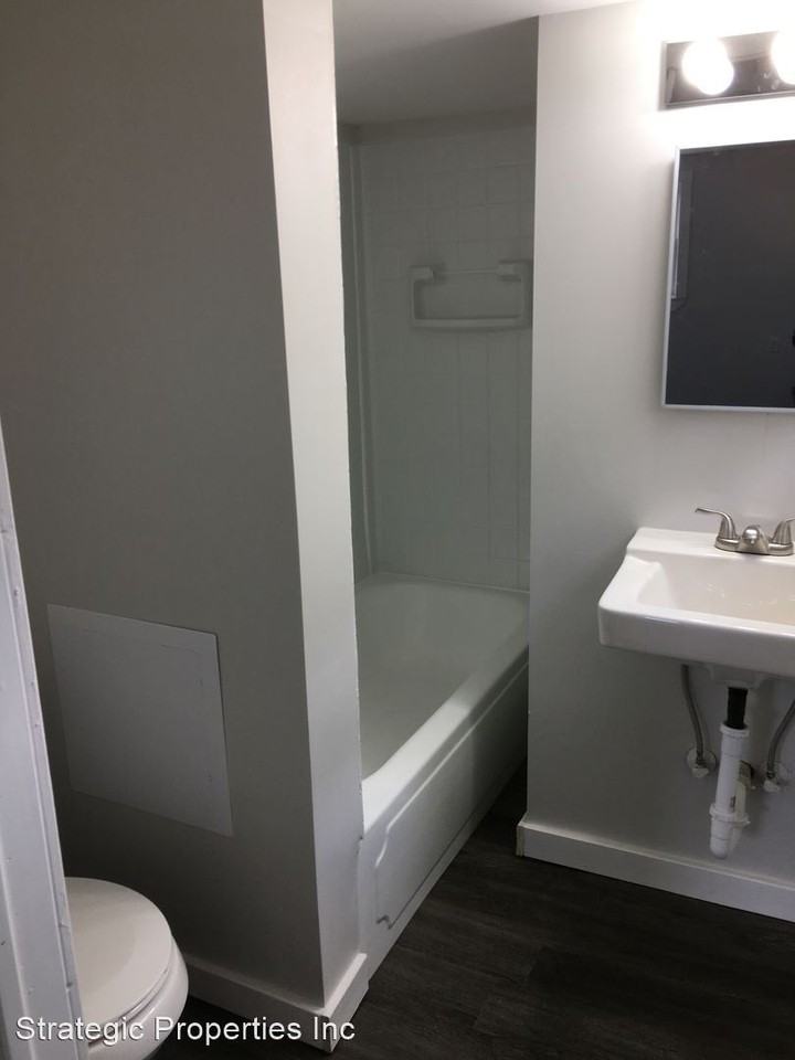 121 W Walnut St - Photo 2 of 6
