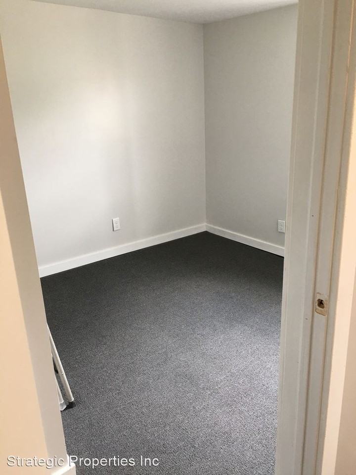 121 W Walnut St - Photo 3 of 6