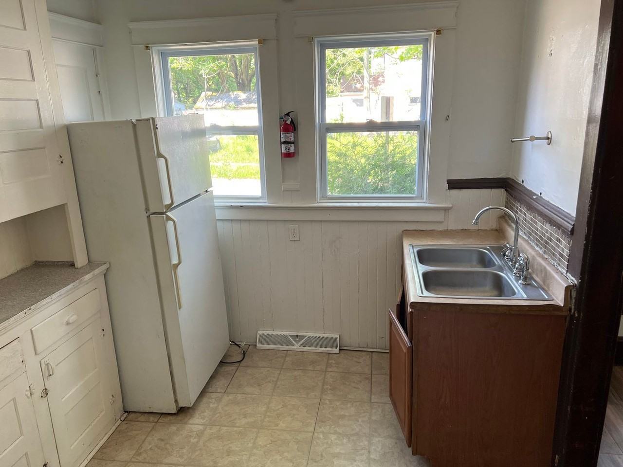 903 East 25th - Photo 3 of 10