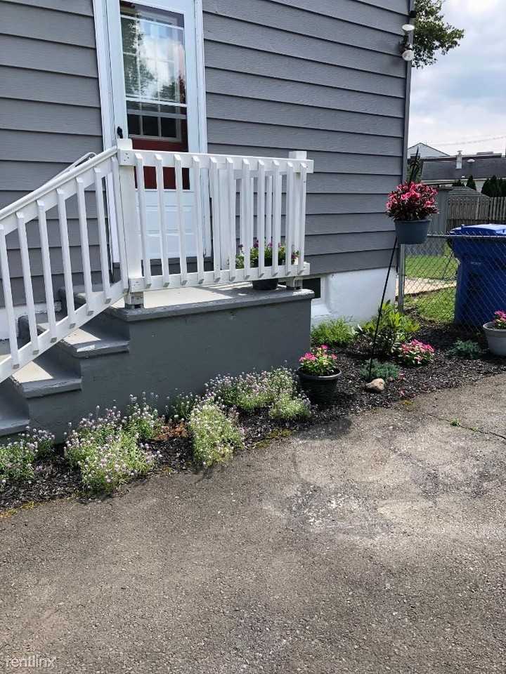 218 Union St - Photo 3 of 13