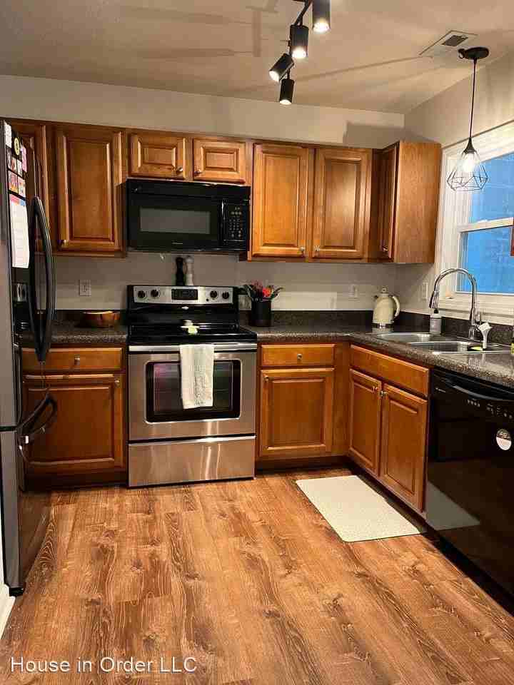 1 English Ivy Rd - Photo 3 of 9