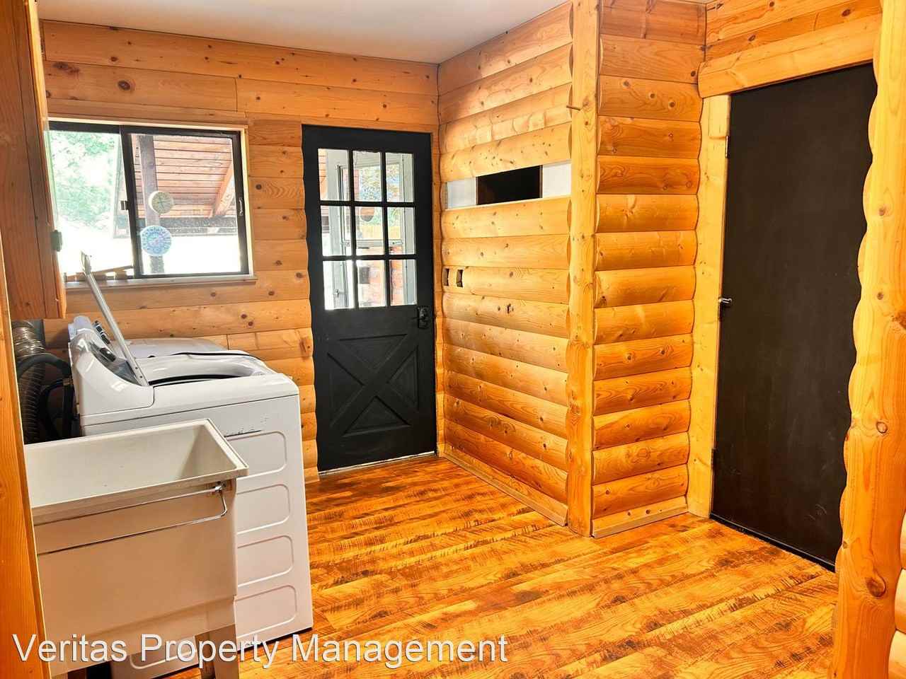 563 Hudson Ln - Photo 3 of 36