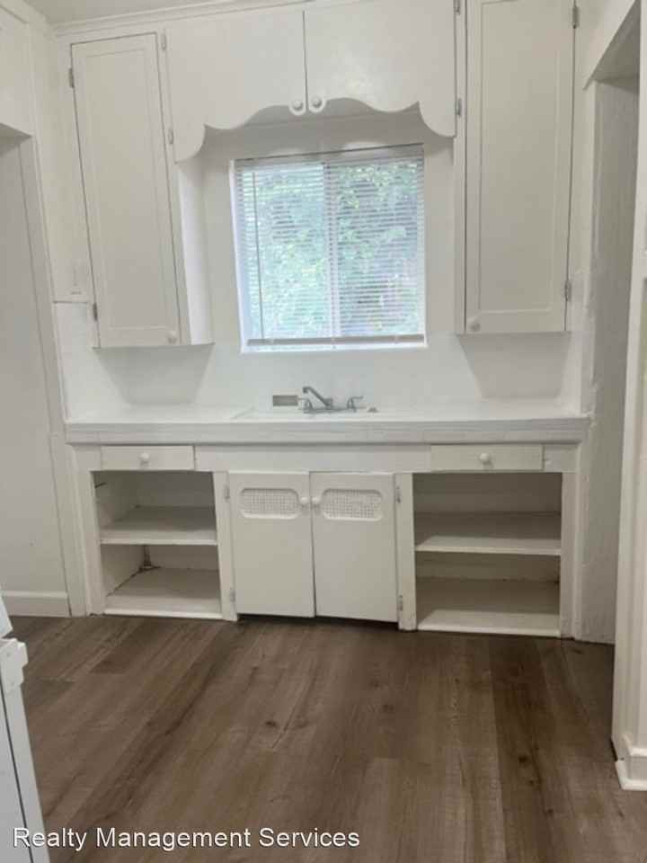 305 Warren Street - Photo 3 of 8