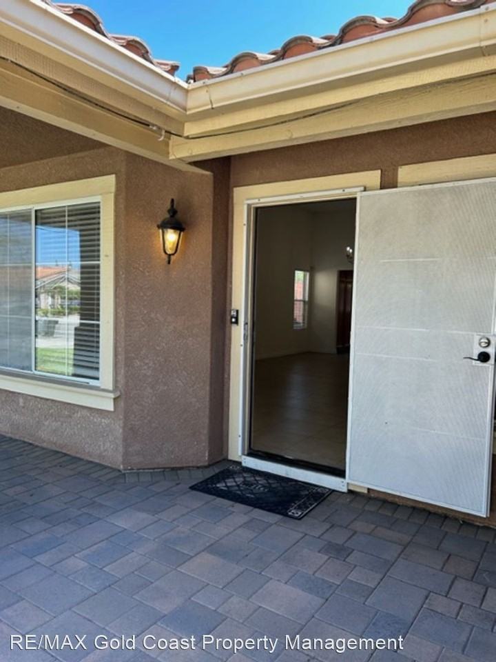 708 Binnacle St - Photo 3 of 46