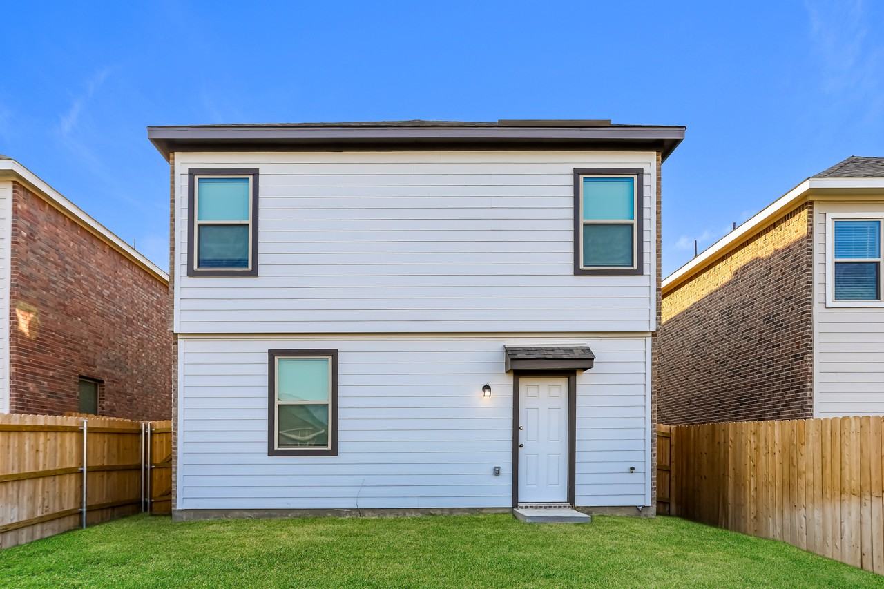 1411 Jonah Ln - Photo 3 of 14