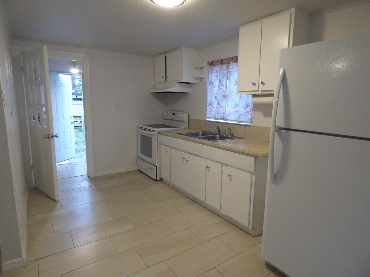 1135 E Voorhis Ave #M - Photo 4 of 16