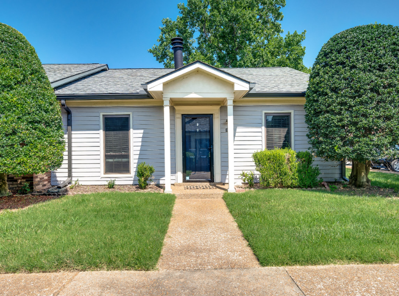 109 Academy Sq - Photo 3 of 24