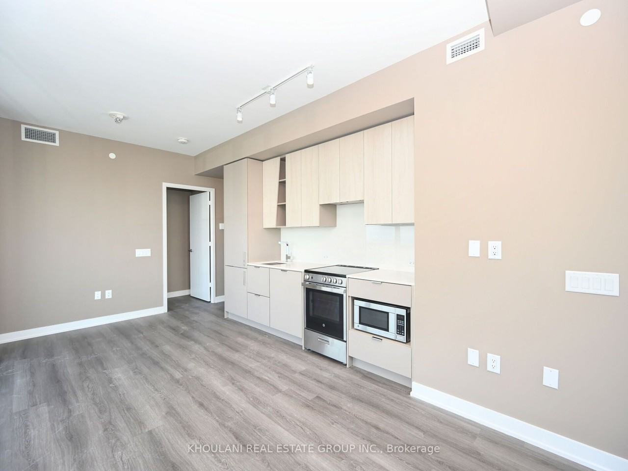 Confederation Pkwy & Burnhamthorpe Rd W #4003 - Photo 3 of 13