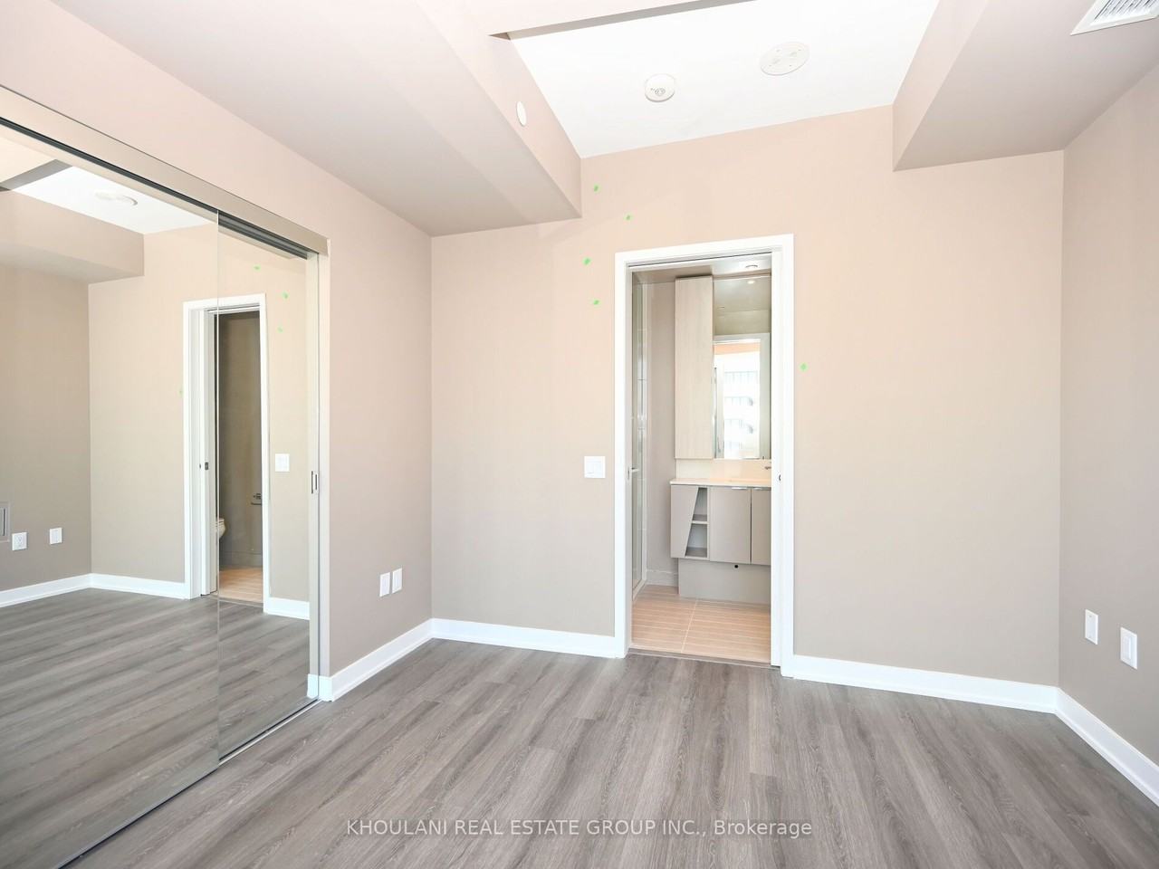 Confederation Pkwy & Burnhamthorpe Rd W #4003 - Photo 2 of 13