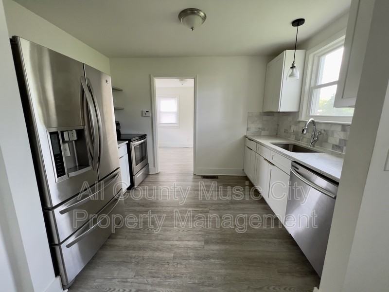 1013 Chadwell Dr - Photo 2 of 11