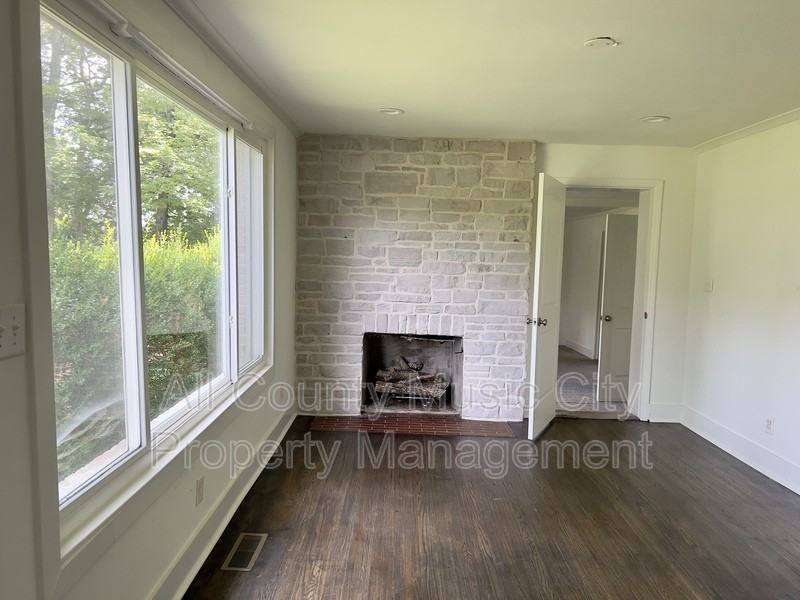 1013 Chadwell Dr - Photo 3 of 11