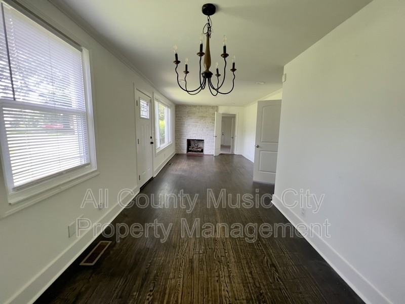 1013 Chadwell Dr - Photo 4 of 11