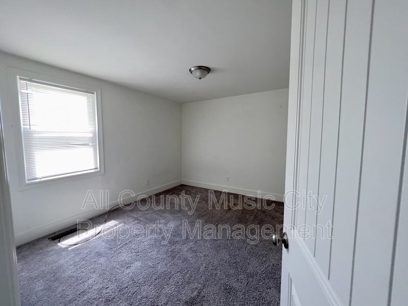 1013 Chadwell Dr - Photo 5 of 11