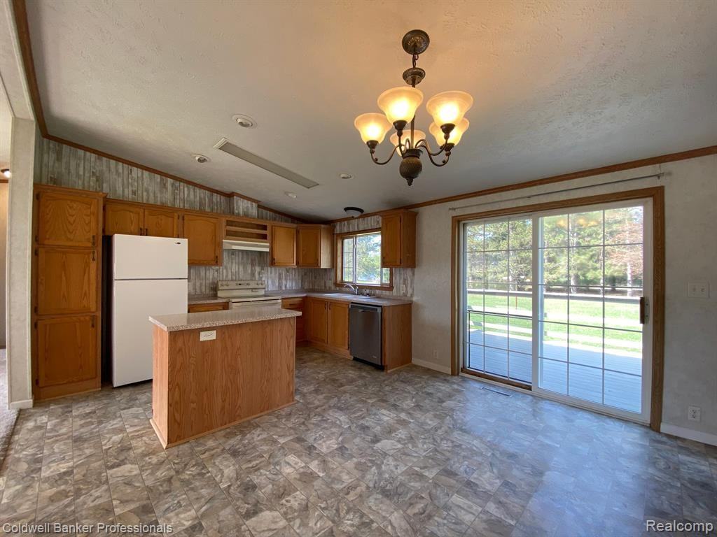 1725 Burnside Rd - Photo 3 of 10