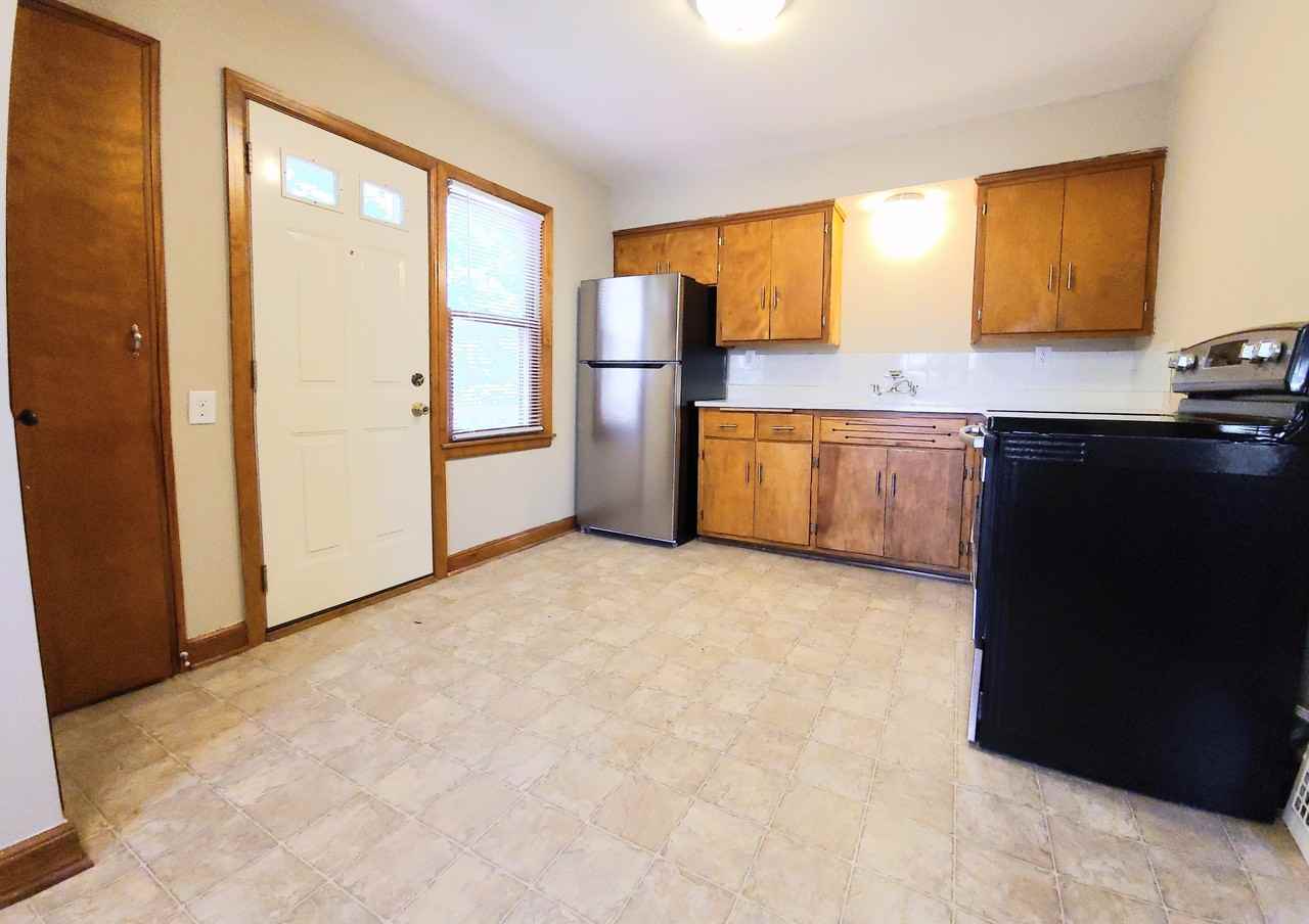 1522 E Saveland Ave - Photo 2 of 11