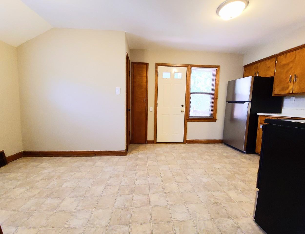 1522 E Saveland Ave - Photo 3 of 11
