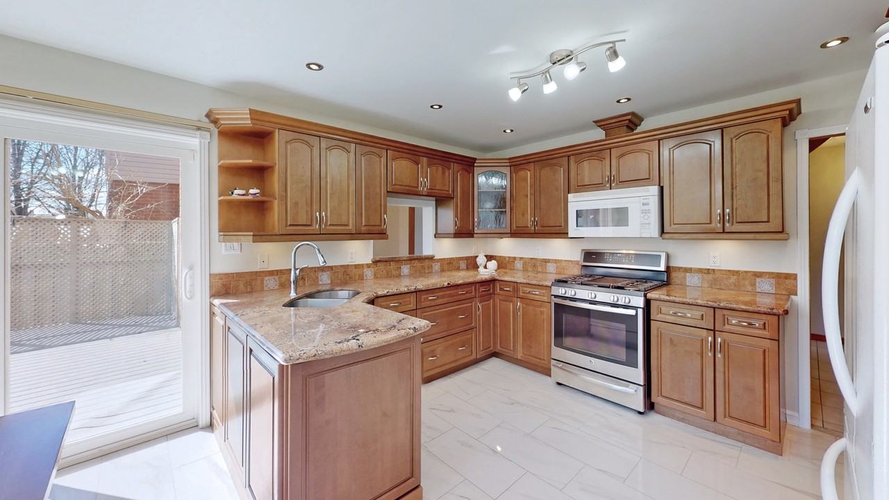 133 Waverly Street North - Photo 2 of 19