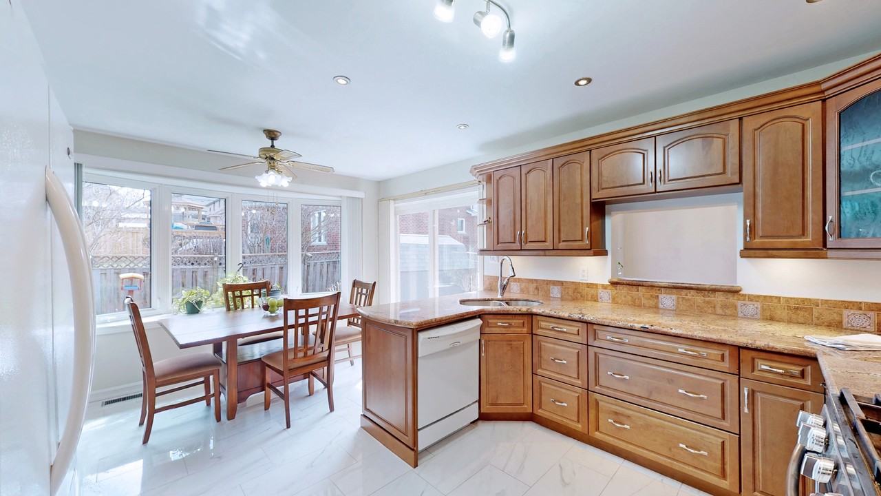 133 Waverly Street North - Photo 3 of 19