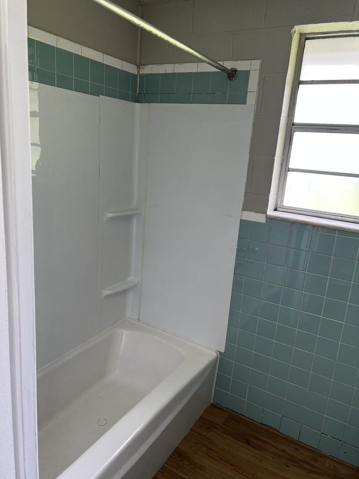 512 7th St #14 - Photo 3 of 6